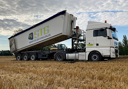 Fahrzeug für Schüttguttransporte auf Feld